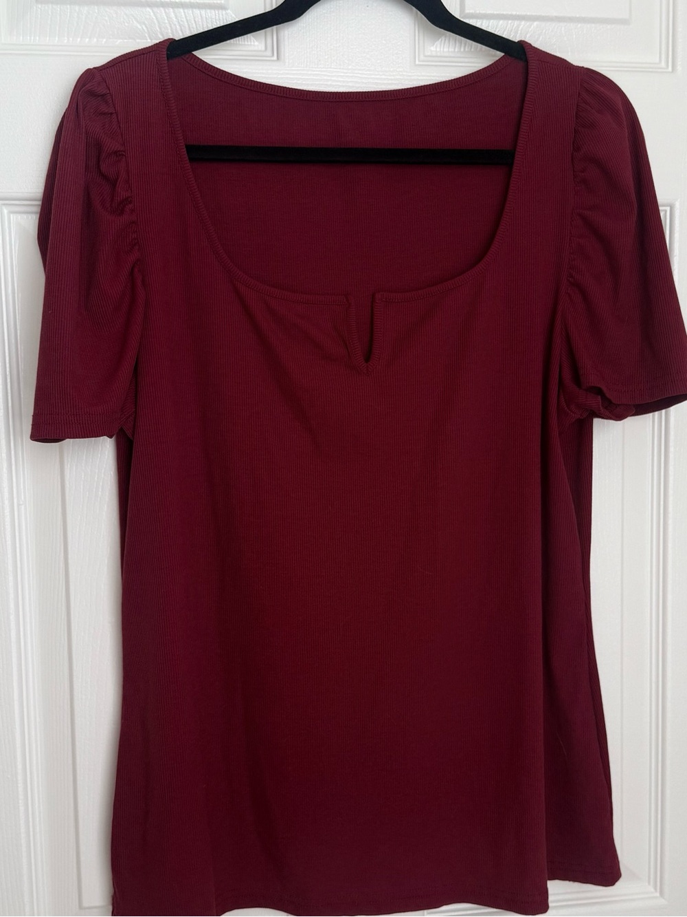 Women's Scoop Neck Short Sleeve Top in Wine